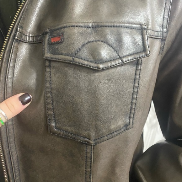 Vintage, LEVI’S, brown, distressed, leather jacket, with sherpa interior. - Picture 9 of 11